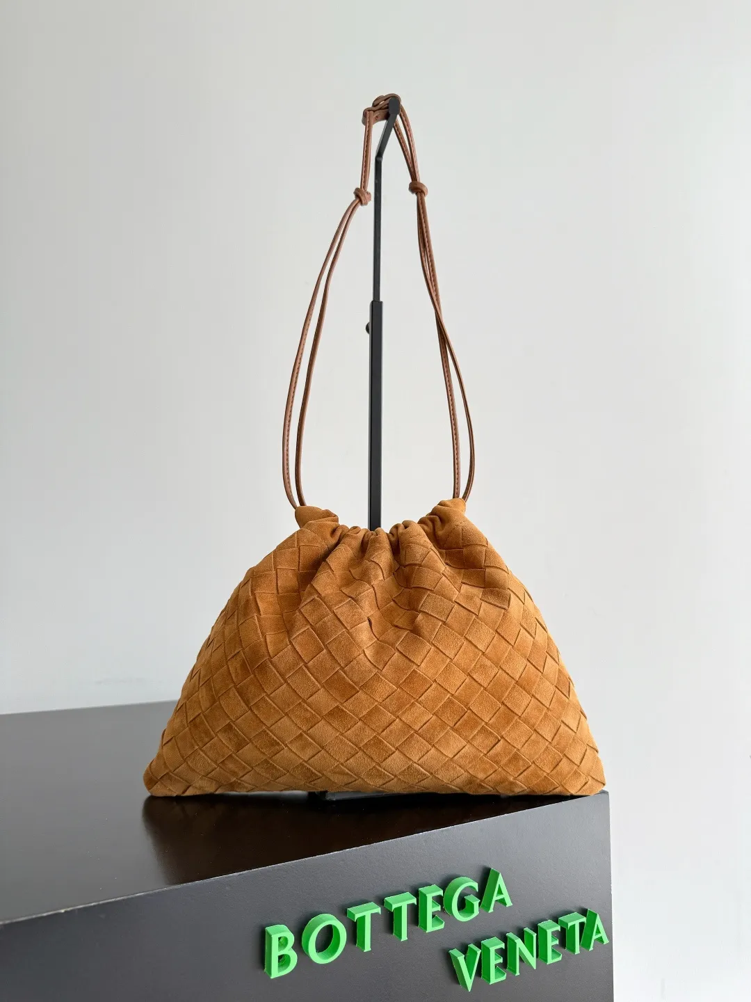 Batch 1560 Armpit bags have become a fashionable item that every girl has in their hands in recent years🛍️. The elegant and simple style has won the love of many people of different ages. However, there is an unavoidable trouble with armpit bags, that is, the capacity is too small, and BOTTEGA VENETA’s new Dustbag Considering people's travel needs, the capacity of garbage bags has been greatly upgraded. Folding umbrellas, water cups, and girls' makeup powder and lipstick can all be accommodated. It is very light and resistant to dirt. Even if you have a lot of things when traveling, it can reduce the burden to a certain extent. The shoulder straps are buckled and can be changed at will. It can be used for hand holding or as the liner of a large bag. After the drawstring is drawn, it looks like a cloud bag. It is very suitable for concave styling when traveling in summer🙋🏻‍♀️ Style number: 796728 Size: 32*23*1cm